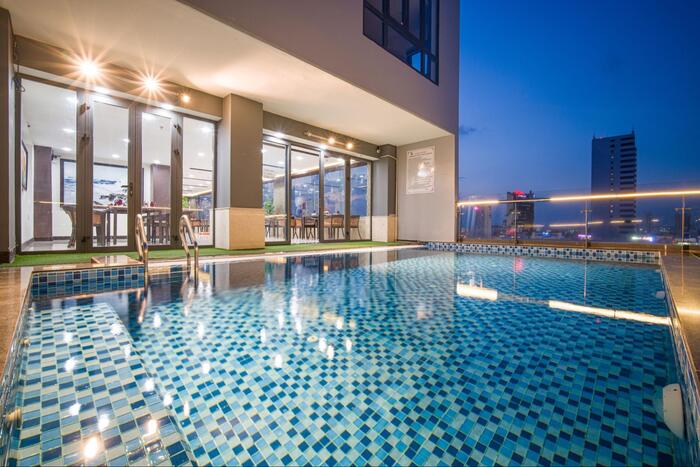 Quốc Cường miễn phí sử dụng hồ bơi tầng 8 ngắm view toàn cảnh thành phố
